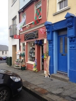 Whenever I said I was living in London, irish people responded with a challenging question: "Where about?" I found this in more than 1, 2 and 3 occassions,"Arhhhh...Barnet?" All of them knew London well. On this shop in Belmullet, the lovely owner has a d