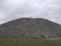 There were signal "DO NOT CLIMB" and all over the place you could read that this 'pile of rock' should be treated carefully as it has not been yet archaeologically explored. Yet i found to my horror how this irish native indigenous came running with headp