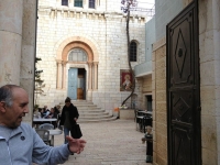 killo mira en la derecha la virgen de la Esperanza de Málaga, y esto estaba en la fachada de una iglesia ortodoxa