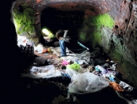 In Manchester, homeless live in caves full of rubbish… a sign of how the last humans in our planet will live when Extinction Futura arrives